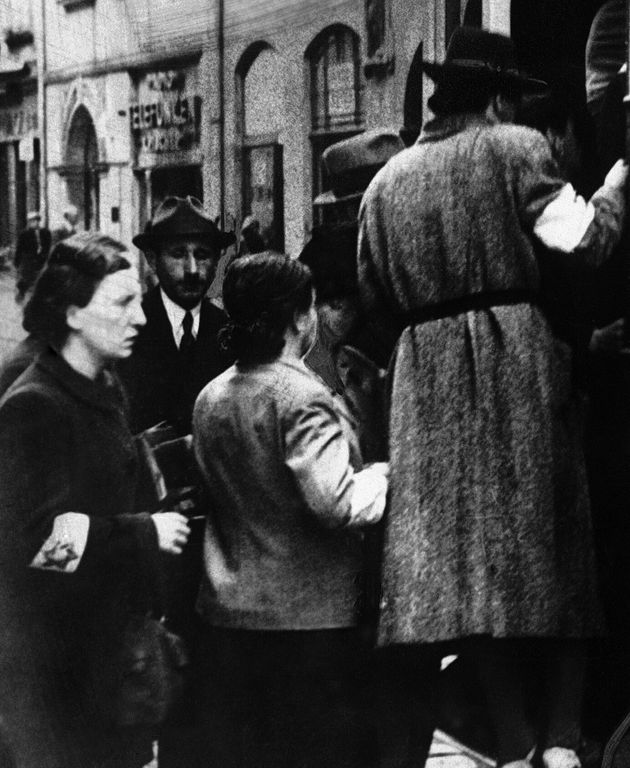 ナチスが占領地域のユダヤ人に強制した「ダビデの星の腕章」を着用した人々（1941年にポーランドで撮影）