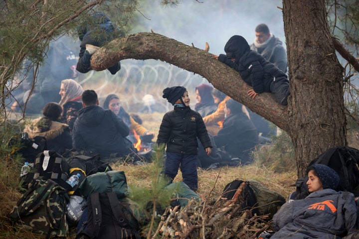 Unos niños juegan en la zona de Grodno, Bielorrusia, en la frontera con Polonia, el pasado 8 de noviembre.