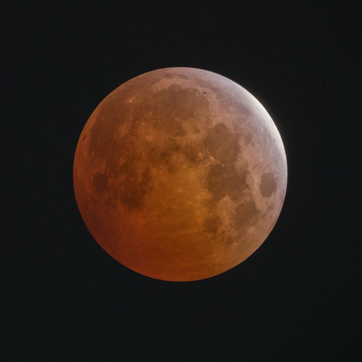 2014年10月8日の皆既月食の際、皆既食になる直前に撮影された写真。「食の最大」の頃の見え方の目安として、明るめに画像処理してある。