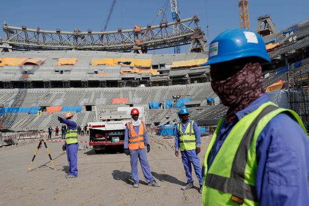 Trabajadores de la construcción en el nuevo Lusail Stadium, uno de los levantados para el Mundial,...