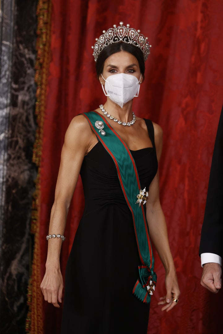 La reina, gran despliegue de joyas
