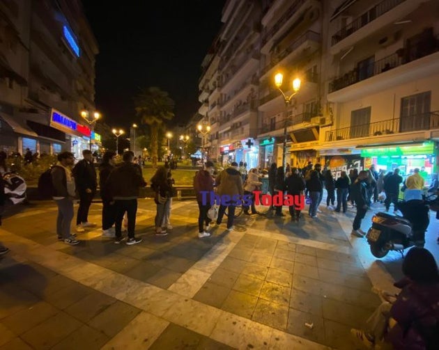 Ουρες στη πλατεία Ναυαρίνου στη Θεσσαλονίκη για πίτσα