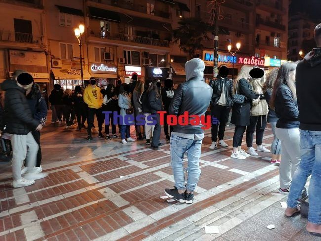 Ουρες στη πλατεία Ναυαρίνου στη Θεσσαλονίκη για πίτσα