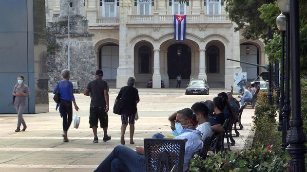 Varias personas caminan por un parque este martes, en La Habana,
