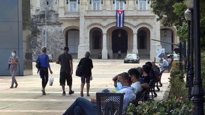 Varias personas caminan por un parque este martes, en La Habana, Cuba.