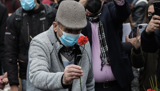 Πολυτεχνείο: Υπόκλιση στους αγωνιστές της Δημοκρατίας με ένα κόκκινο γαρίφαλο