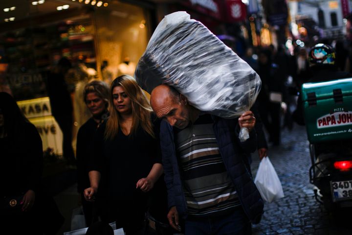 Ο πληθωρισμός «χτυπά» τους Τούρκους