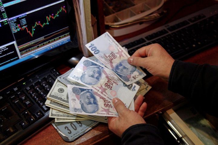 A money changer counts Turkish lira banknotes at a currency exchange office in Ankara, Turkey November 11, 2021. REUTERS/Cagla Gurdogan
