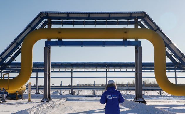 Un employé de Gazprom devant un gazoduc près de la ville de Svobodny dans l