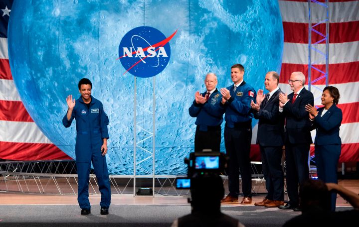 ジョンソン宇宙センターで行われた宇宙飛行士の卒業式で手を振るワトキンス氏（左）（2020年1月10日）