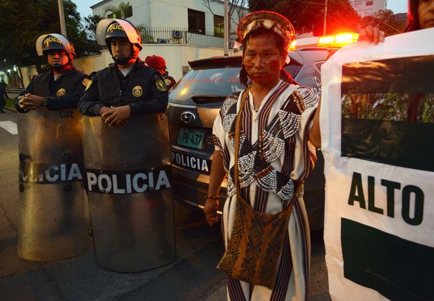 Una protesta indígena ante la embajada china en Perú, para clamar contra la contaminación de sus tierras