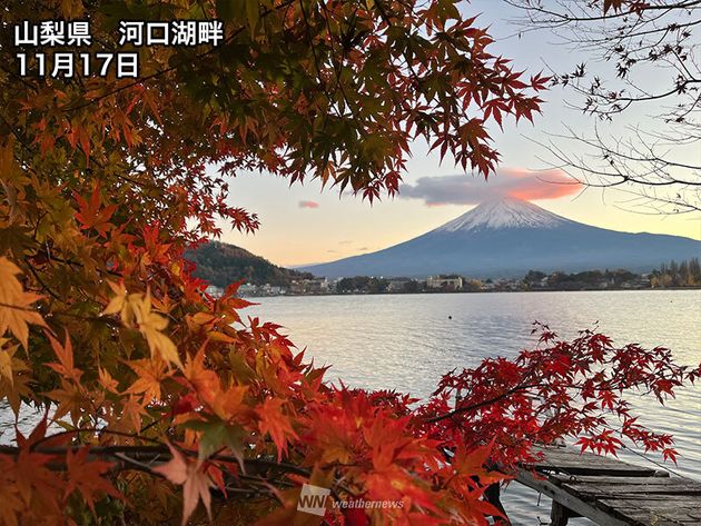 山梨県・川口湖畔　紅葉の様子(11月17日)