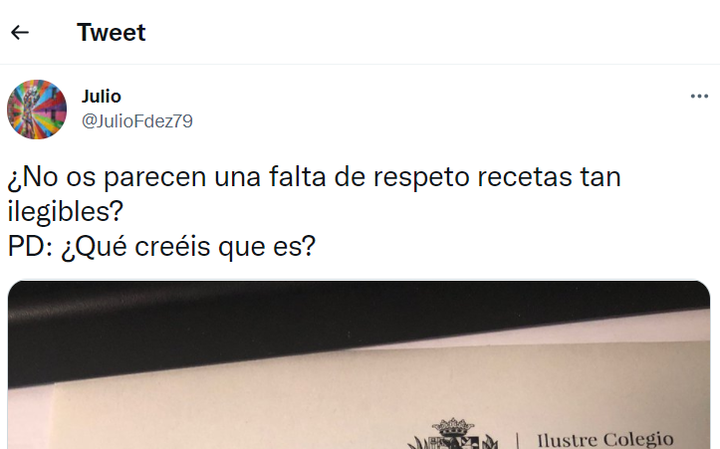 Tuit con la receta ilegible publicada por un farmacéutico.