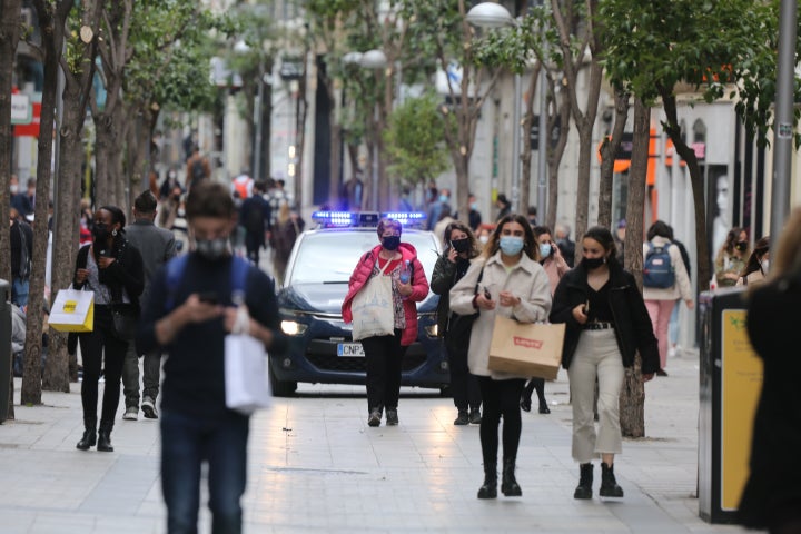 Un grupo de personas paseando por la calle Fuencarral de Madrid.