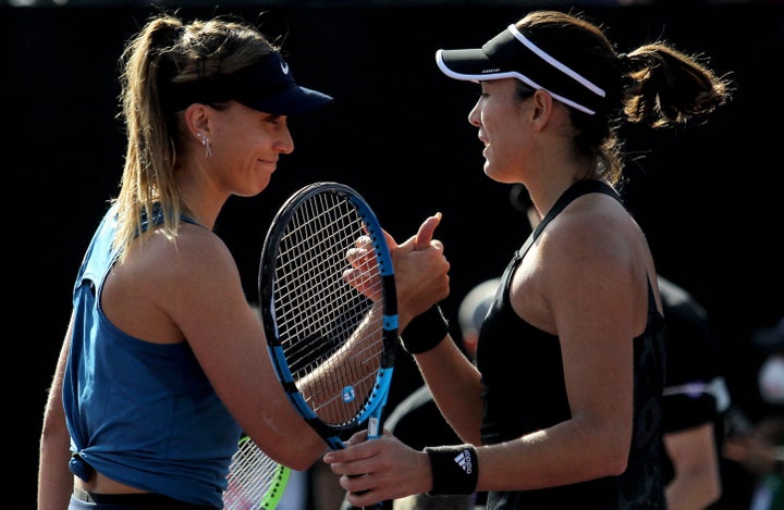 Paula Badosa (izda) y Garbiñe Muguruza se saludan tras un partido histórico para el tenis español