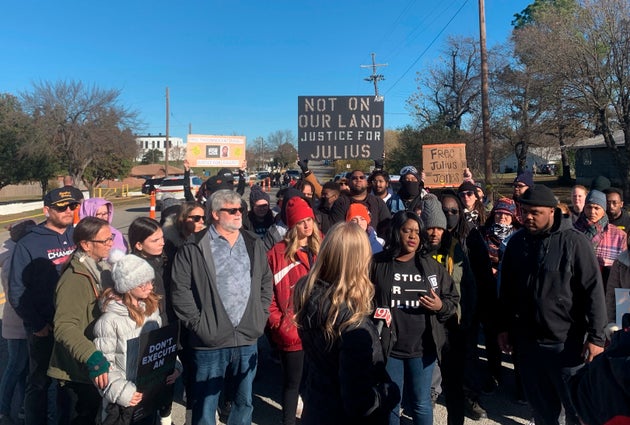Des partisans de Julius Jones rassemblés devant le pénitencier de McAlester, en Oklahoma aux États-Unis, le 18 novembre 2021.