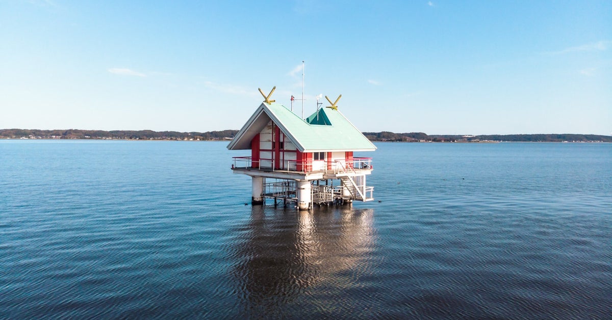 茨城県の湖にポツンと浮かぶ 謎の神殿 の正体は ミステリアスな姿が話題に 画像集 ハフポスト 茨城県の湖にポツンと浮かぶ 謎の神殿 の正体は ミステリアスな姿が話題に 画像集 ハフポスト