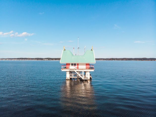 toshiboさんが撮影した、湖に浮かぶ「謎の神殿」の写真