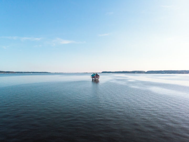 toshiboさんが撮影した、湖に浮かぶ「謎の神殿」の写真