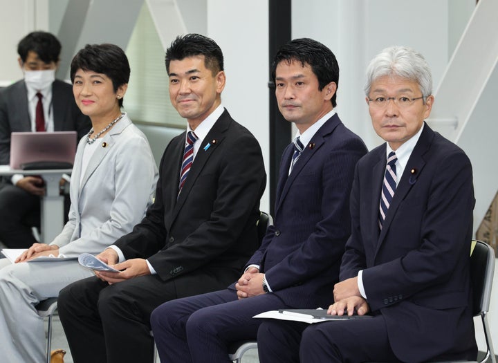 立憲民主党代表選の共同記者会見に臨む4人の候補者