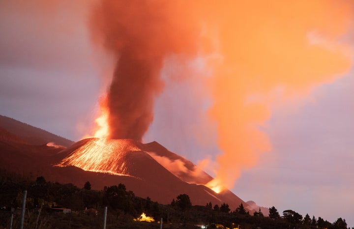 Vista del volcán de Cumbre Vieja, de cuya erupción se cumplen dos meses este viernes.