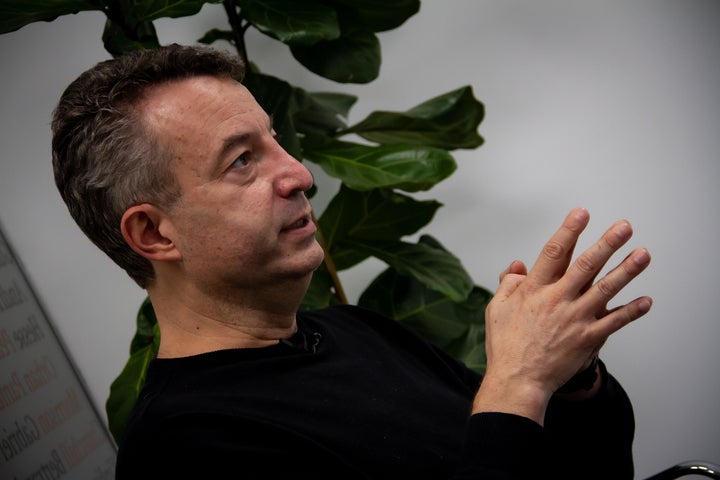El doctor César Carballo, durante la entrevista.