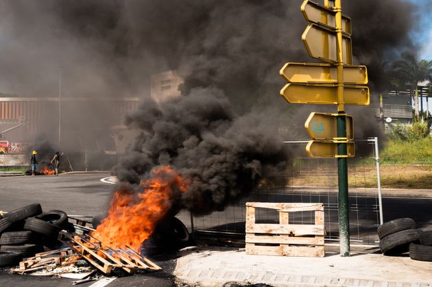 Le 17 novembre, des barricades enflammées ont bloqué la circulation sur certains axes routiers de Guadeloupe....