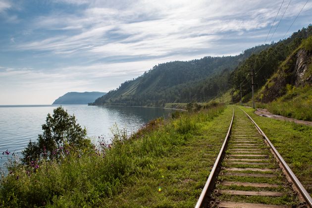 Σιδηρόδρομος στην ακτή της λίμνης Βαϊκάλης.