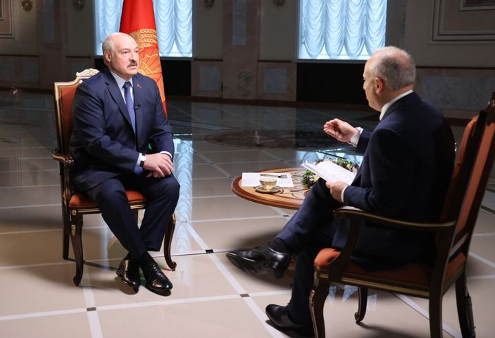 Ο πρόεδρος της Λευκορωσίας, Αλεξάντερ Λουκασένκο κατά τη διάρκεια συνέντευξης με τον ανταποκριτή του BBC στη Μόσχα Στίβεν Μπάρνετ Ρόζενμπεργκ. Nikolai Petrov/BELTA/TASS (Φωτογραφία Nikolai Petrov\TASS μέσω Getty Images) (19/11/2021).