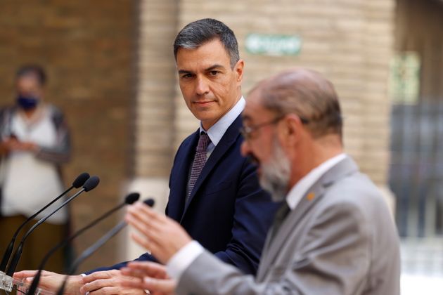 Sánchez escucha con atención a Javier Lambán durante un acto por la candidatura...