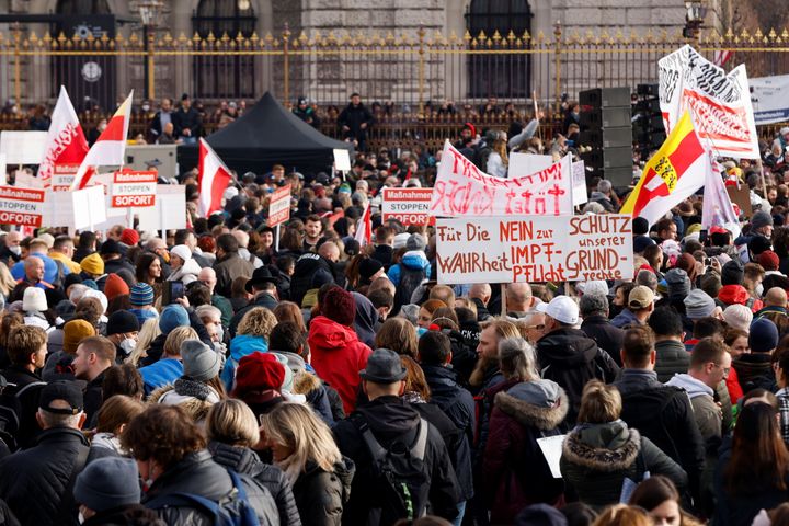 Διαδηλωτές κρατούν σημαίες και πλακάτ καθώς συγκεντρώνονται για να διαμαρτυρηθούν για τα μέτρα της νόσου του κορωνοϊού (COVID-19) στη Βιέννη, Αυστρία, 20 Νοεμβρίου 2021. Το πλακάτ γράφει: «Για την αλήθεια, όχι στον υποχρεωτικό εμβολιασμό, προστατέψτε τα δικαιώματά μας». REUTERS/Leonhard Foeger