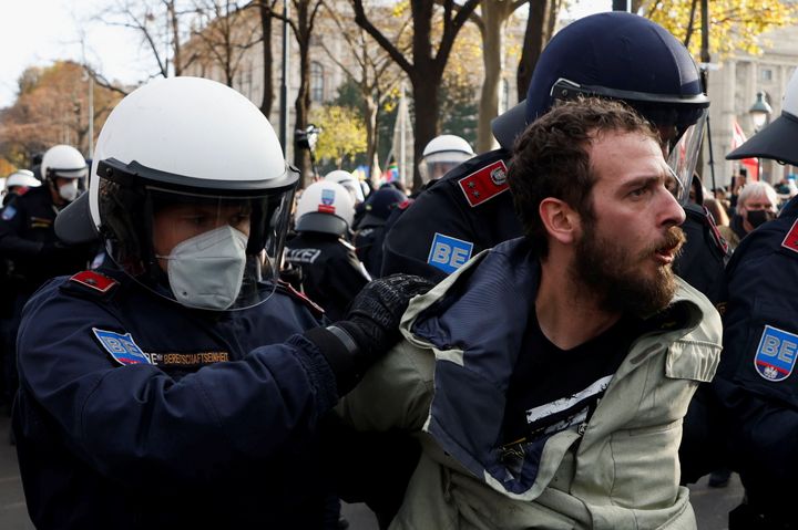 Ένας διαδηλωτής συνελήφθη από αστυνομικούς κατά τη διάρκεια διαμαρτυρίας ενάντια στα μέτρα της νόσου του κορoνοϊού (COVID-19) στη Βιέννη, Αυστρία, 20 Νοεμβρίου 2021. REUTERS/Leonhard Foeger
