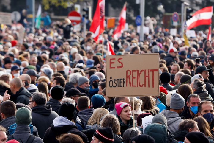 Οι διαδηλωτές κρατούν σημαίες και πλακάτ καθώς συγκεντρώνονται για να διαμαρτυρηθούν για τα μέτρα της νόσου του κορωνοϊού (COVID-19) στη Βιέννη, Αυστρία, 20 Νοεμβρίου 2021. Το πλακάτ γράφει: «Φτάνει στην Αυστρία». REUTERS/Leonhard Foeger