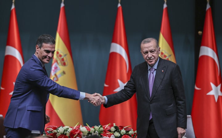 Άγκυρα 17 Νοεμβρίου 2021 - Ο Ισπανός πρωθυπουργός Πέδρο μαζί με τον Τούρκο πρόεδρο Ρ. Τ. Ερντογάν λίγο πριν την κοινή συνέντευξη Τύπου έπειτα από την υπογραφή συμφωνίας έξι σημείων μεταξύ των δύο κρατών.