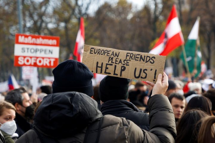 Διαδηλωτές κατά των νέων μέτρων στη Βιέννη.