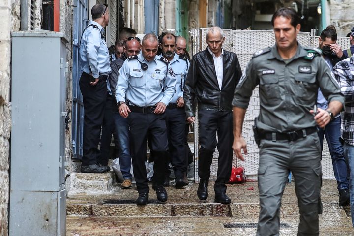 Ο Oμέρ Μπαρ-Λεβ, Υπουργός Δημόσιας Ασφάλειας του Ισραήλ περπατά με ισραηλινούς αστυνομικούς στον τόπο ενός περιστατικού πυροβολισμών στην Παλιά Πόλη της Ιερουσαλήμ, στις 21 Νοεμβρίου 2021. REUTERS/Ammar Awad