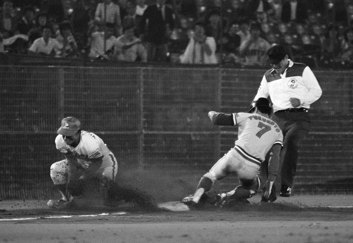 九回表、三盗を決め、盗塁939の世界新記録を達成した阪急の福本豊選手（右）＝1983年撮影