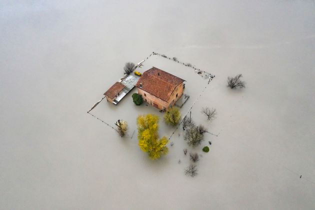 大雨と雪どけにより、イタリアのパーナロ川が洪水し、家が沈んでいる。