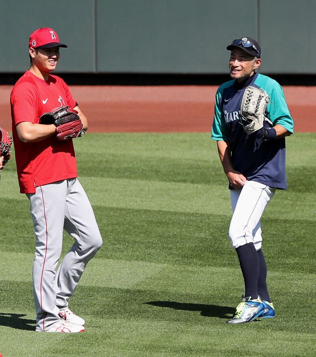 試合前に、マリナーズ会長付特別補佐兼インストラクターのイチロー氏（右）と談笑するエンゼルスの大谷翔平選手＝アメリカ・シアトル