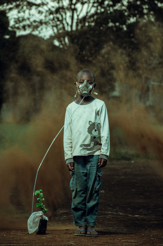 少年が砂嵐の中、植物からの酸素を吸入している（ケニア）。これからの変化をアート的に表現している。