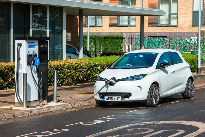 Ηλεκτρικό αυτοκίνητο συνδεδεμένο στο σημείο φόρτισης Evolt στο Κέιμπριτζ, Αγγλία, Ηνωμένο Βασίλειο. (Φωτογραφία: Andrew Michael/Education Images/Universal Images Group μέσω Getty Images)