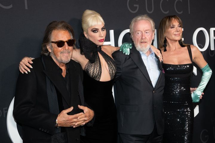 Ο Ρίντλεϊ Σκοτ με τον Αλ Πατσίνο και τη Lady Gaga, πρωταγωνιστές της ταινίας, αλλά και τη σύζυγο του Τζιανίνα Φάτσιο. 