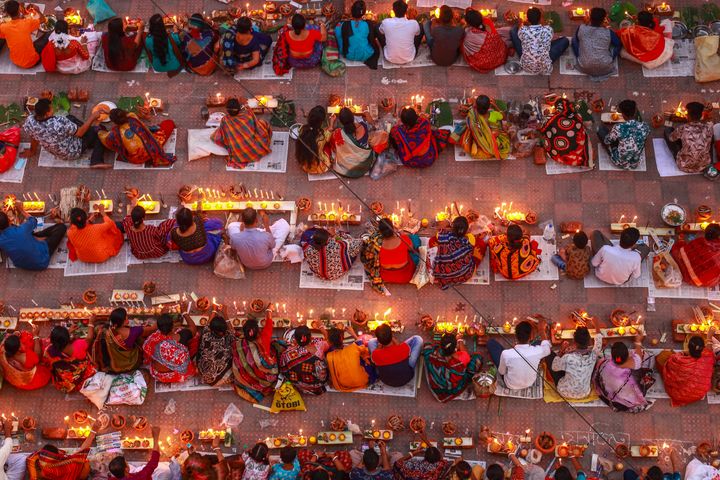 Αεροφωτογραφία ειρηνικού και γεμάτου χρώματα ινδουιστικού φεστιβάλ.