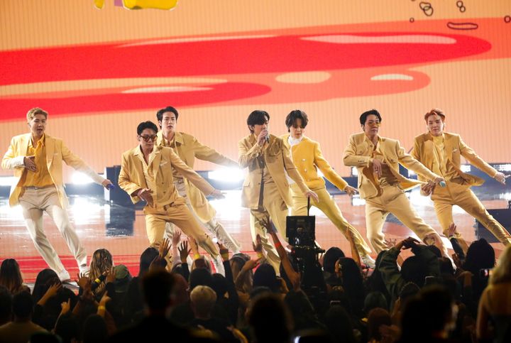 Οι BTS στο stage των American Music Awards στο Microsoft Theatre του Λος Άντζελες REUTERS/Mario Anzuoni