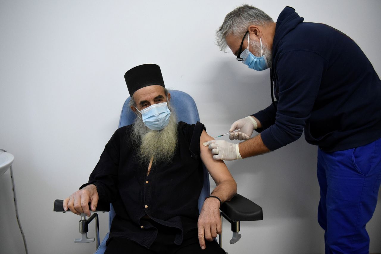 O πατήρ Μακάριος, 70 ετών, από την Σκήτη Μαρούδα, νόσησε με κορονοϊό το περασμένο καλοκαίρι και τώρα κάνει την πρώτη δόση του εμβολίου Pfizer-BioNTech για να προστατευθεί από τον COVID-19, στο κέντρο υγείας των Καρυών - διοικητικό κέντρο του Αγίου Όρους, στις 17 Νοεμβρίου 2021. REUTERS/Alexandros Avramidis