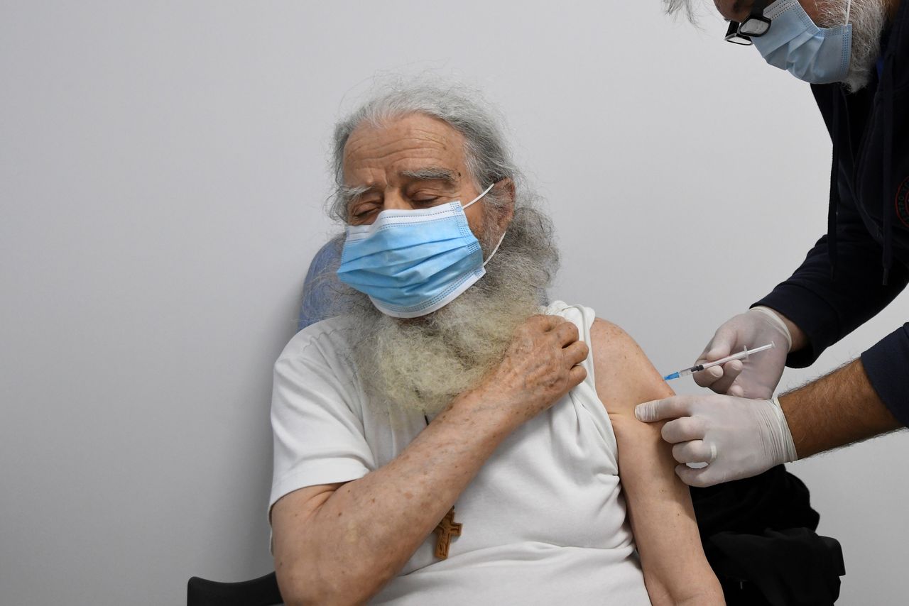 O πατήρ Παχώμιος, 88 ετών, από τη Μονή Παντοκράτορα, λαμβάνει δόση του εμβολιου Pfizer-BioNTech για COVID-19, στις Καρυές, στις 16 Νοεμβρίου 2021. REUTERS/Alexandros Avramidis