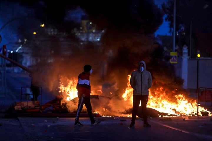Protestantes frente a una barricada en la huelga del metal de Cádiz.