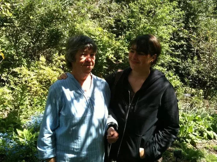 La autora con su madre en 2010.