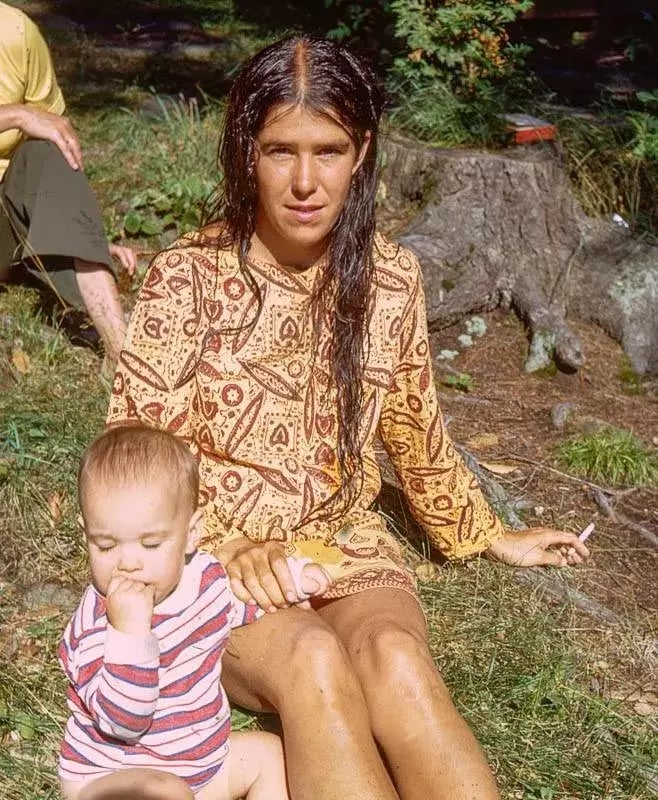 La autora con su madre, alrededor de 1972.