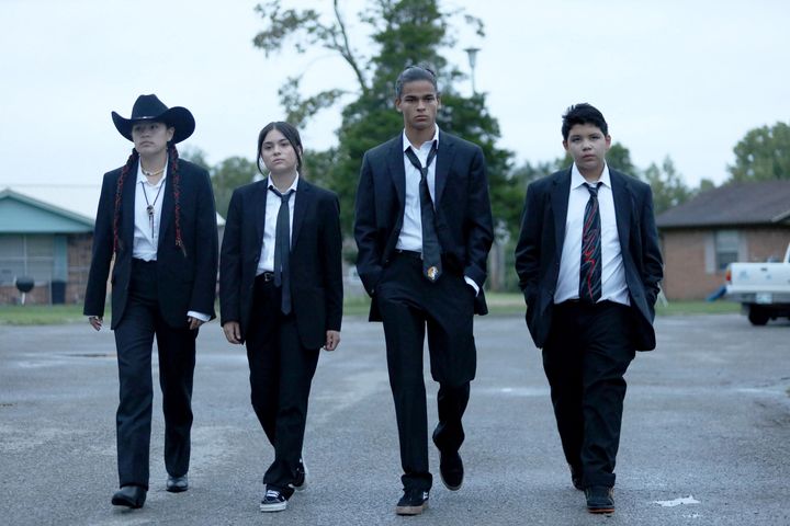 De izquierda a derecha: Willie Jack (Paulina Alexis), Elora Danan (Devery Jacobs), Bear (D'Pharoah Woon-A-Tai) y Cheese (Lane Factor) en la temporada 1 de "Perros de rescate."